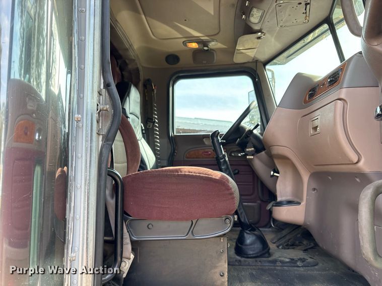 image for item OK9498 2010 Peterbilt 388 semi truck