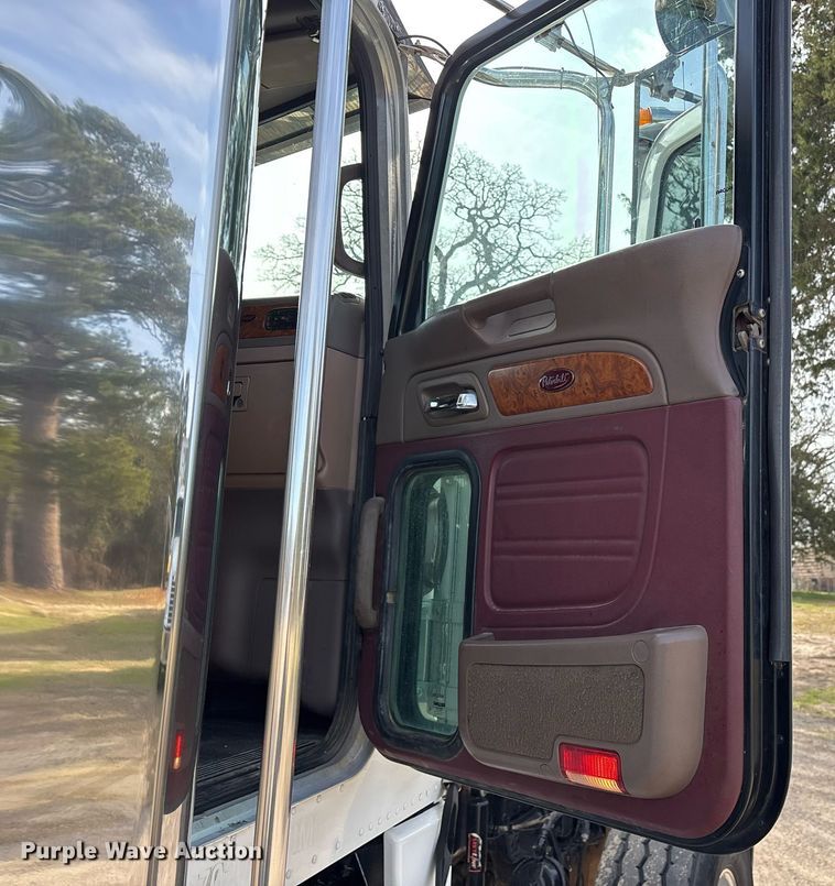 image for item OK9498 2010 Peterbilt 388 semi truck