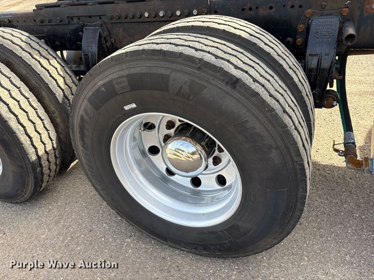 image for item OK9498 2010 Peterbilt 388 semi truck