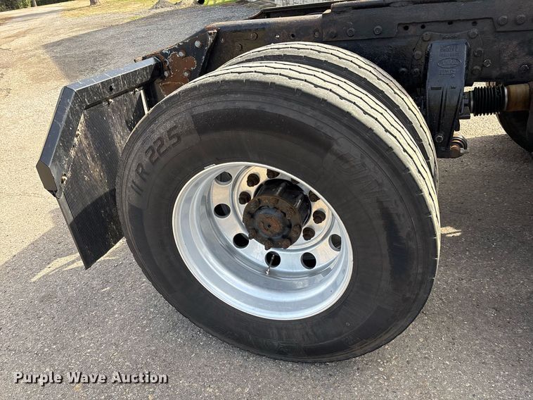 image for item OK9498 2010 Peterbilt 388 semi truck