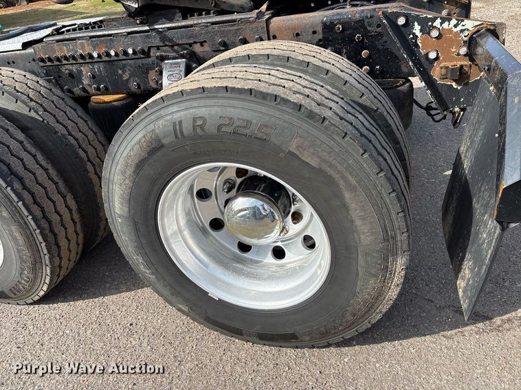 image for item OK9498 2010 Peterbilt 388 semi truck