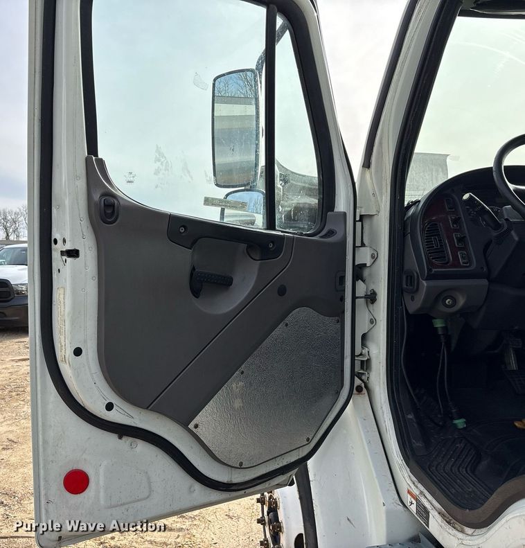 image for item OK9502 2013 Freightliner Business Class M2 box truck