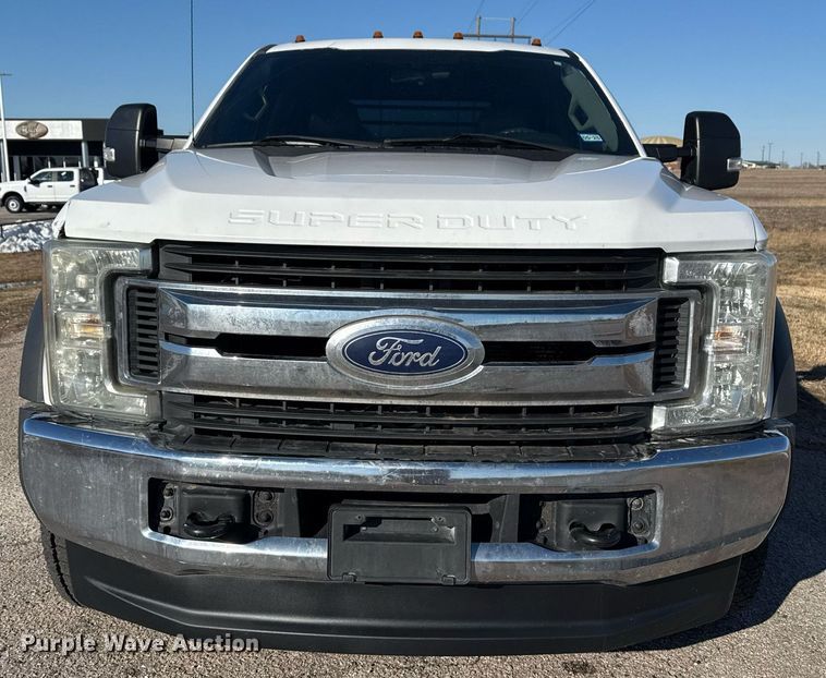 image for item DM5526 2019 Ford F550 Crew Cab flatbed truck