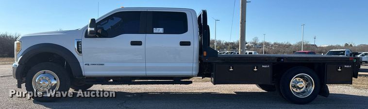 image for item DM5526 2019 Ford F550 Crew Cab flatbed truck