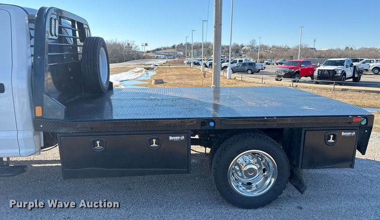 image for item DM5526 2019 Ford F550 Crew Cab flatbed truck