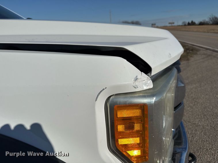 image for item DM5526 2019 Ford F550 Crew Cab flatbed truck