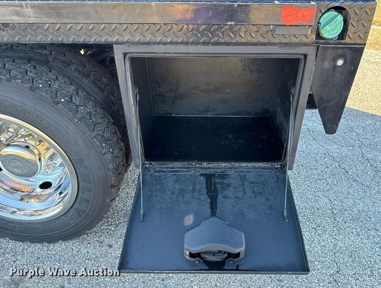 image for item DM5526 2019 Ford F550 Crew Cab flatbed truck