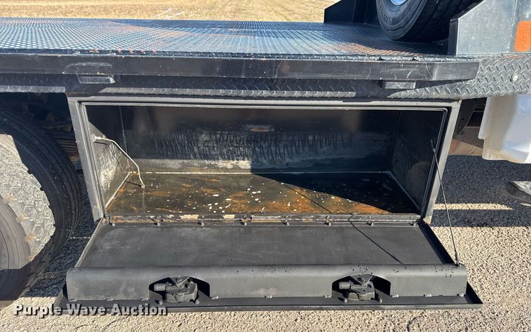 image for item DM5526 2019 Ford F550 Crew Cab flatbed truck