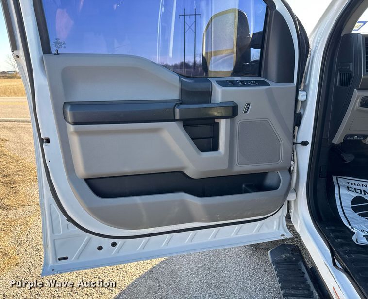 image for item DM5526 2019 Ford F550 Crew Cab flatbed truck