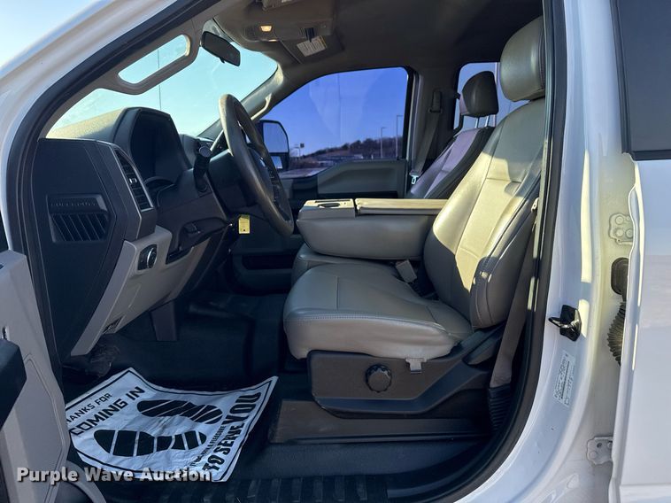 image for item DM5526 2019 Ford F550 Crew Cab flatbed truck