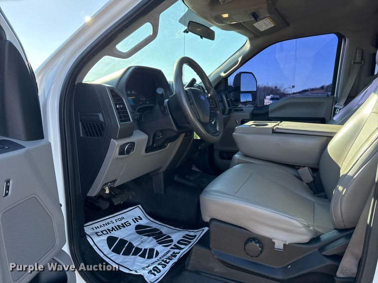 image for item DM5526 2019 Ford F550 Crew Cab flatbed truck