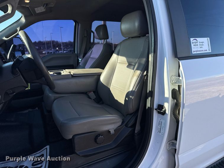 image for item DM5526 2019 Ford F550 Crew Cab flatbed truck