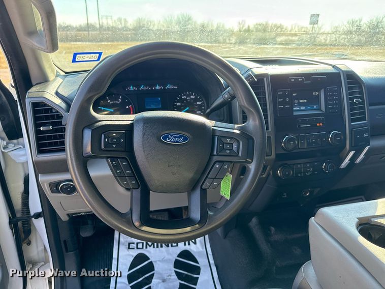 image for item DM5526 2019 Ford F550 Crew Cab flatbed truck