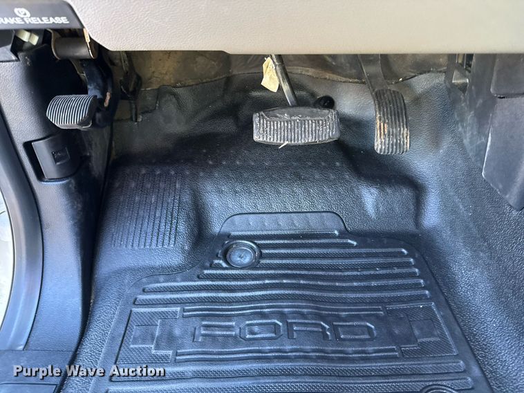 image for item DM5526 2019 Ford F550 Crew Cab flatbed truck