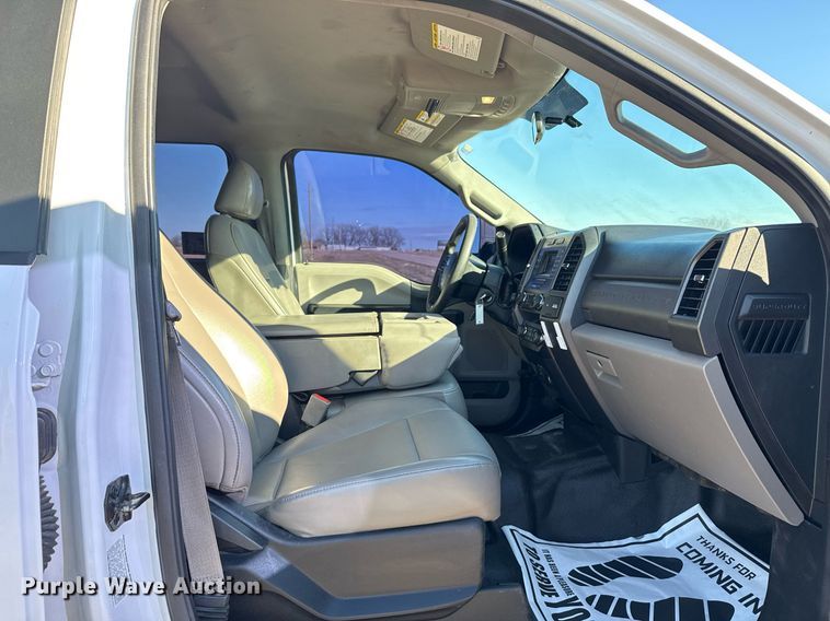 image for item DM5526 2019 Ford F550 Crew Cab flatbed truck