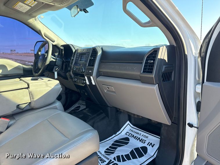 image for item DM5526 2019 Ford F550 Crew Cab flatbed truck