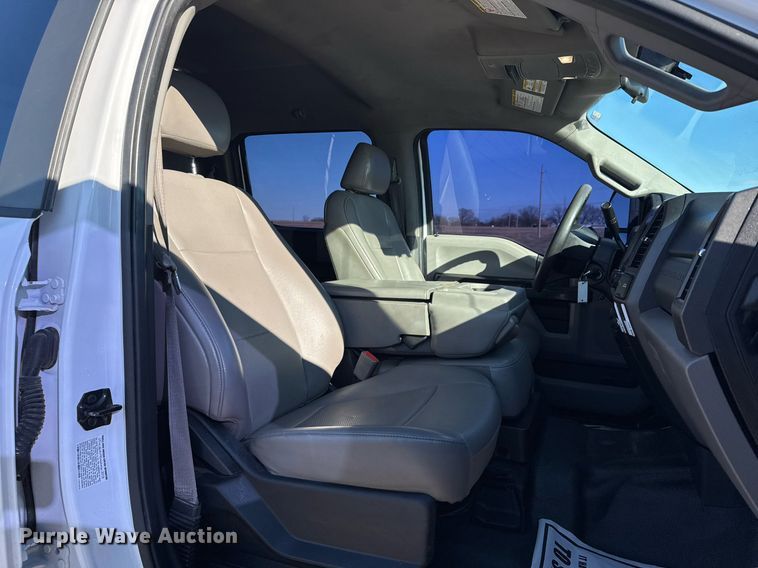 image for item DM5526 2019 Ford F550 Crew Cab flatbed truck