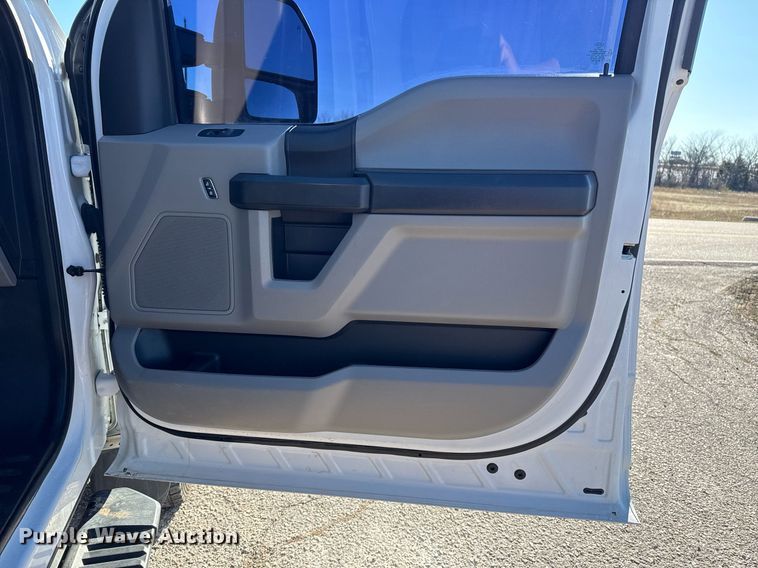 image for item DM5526 2019 Ford F550 Crew Cab flatbed truck