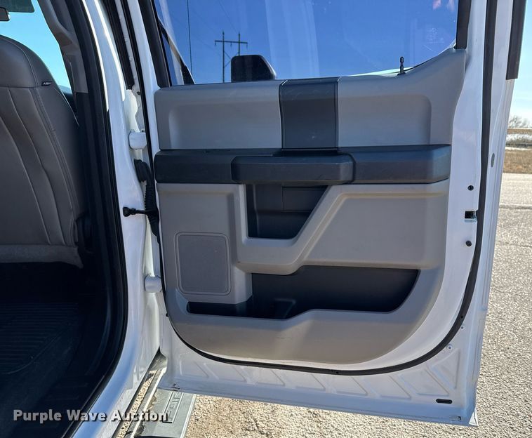 image for item DM5526 2019 Ford F550 Crew Cab flatbed truck