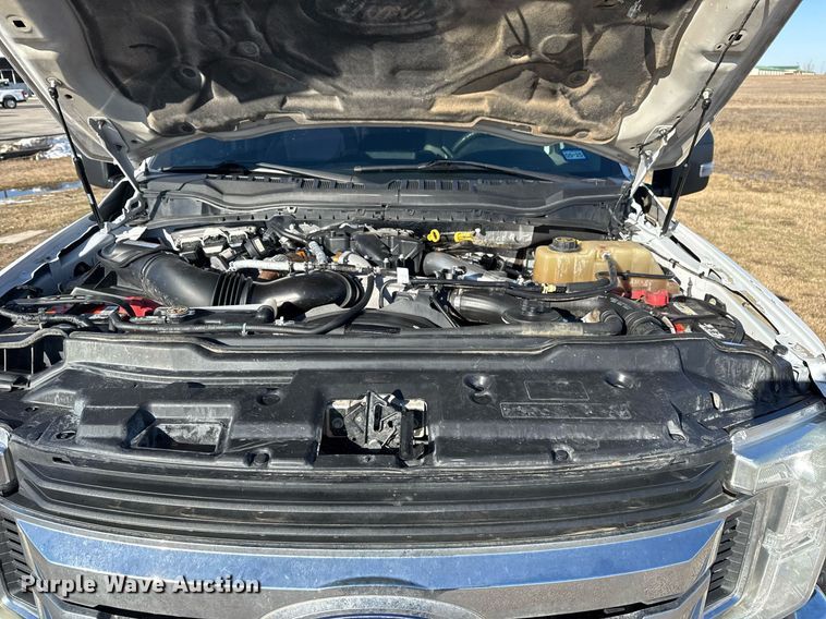 image for item DM5526 2019 Ford F550 Crew Cab flatbed truck