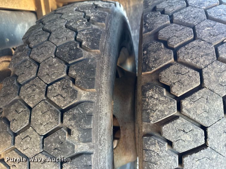 image for item DM5526 2019 Ford F550 Crew Cab flatbed truck