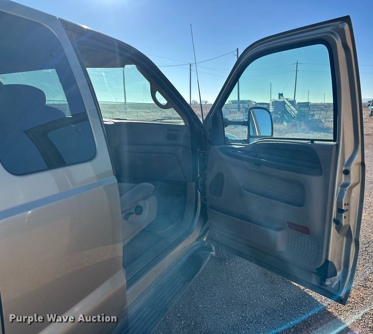 image for item DP6106 2001 Ford F350 Super Duty XLT SuperCab pickup truck