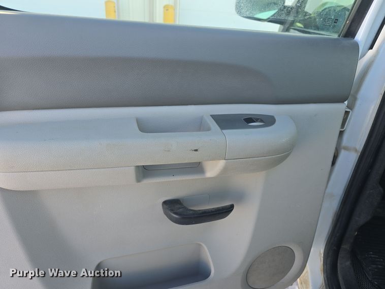 image for item DQ5370 2012 Chevrolet Silverado 2500HD Crew Cab utility bed pickup truck