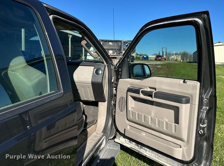 image for item DS3217 2008 Ford F250 Super Duty XLT Crew Cab pickup truck