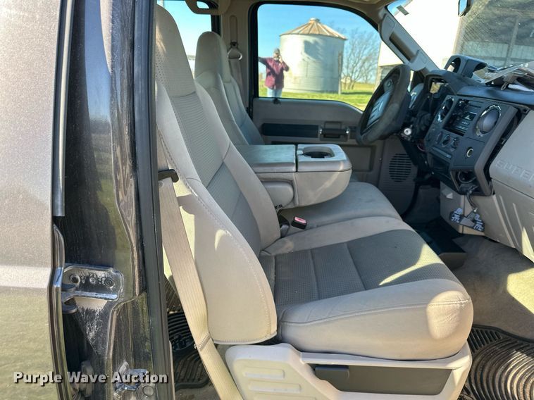 image for item DS3217 2008 Ford F250 Super Duty XLT Crew Cab pickup truck
