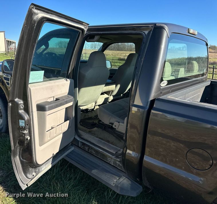 image for item DS3217 2008 Ford F250 Super Duty XLT Crew Cab pickup truck