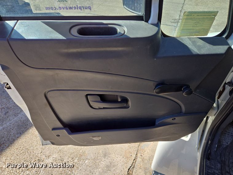 image for item DT5412 2013 International 4300M7 truck cab and chassis