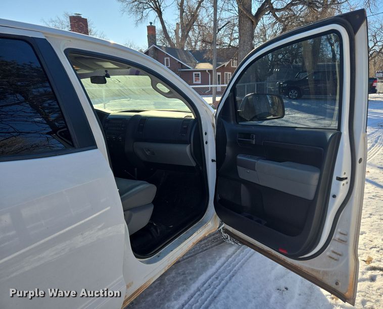 image for item DT7033 2012 Toyota Tundra Double Cab pickup truck