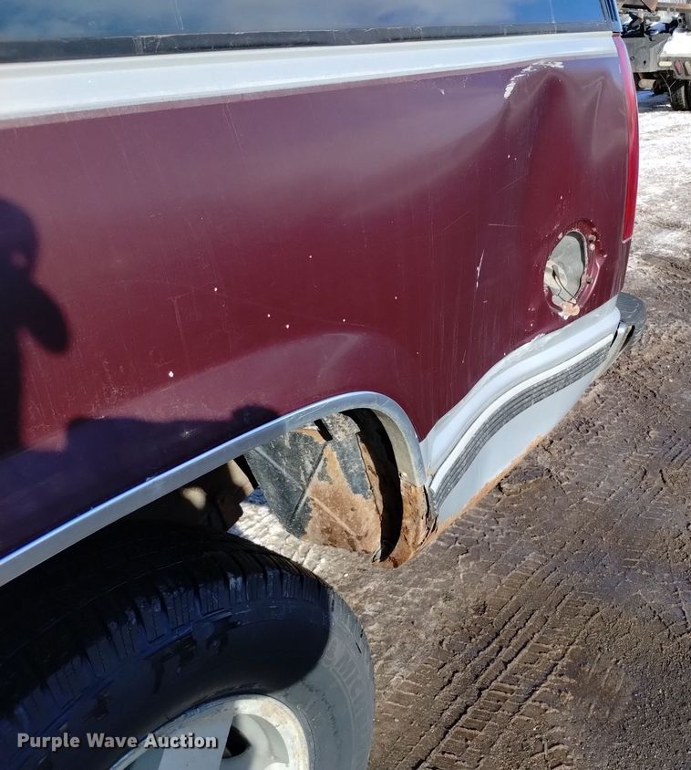 image for item DV6622 1993 GMC Suburban 1500 SLE SUV