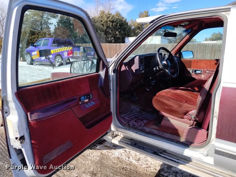 image for item DV6622 1993 GMC Suburban 1500 SLE SUV