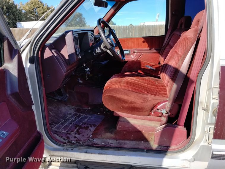 image for item DV6622 1993 GMC Suburban 1500 SLE SUV