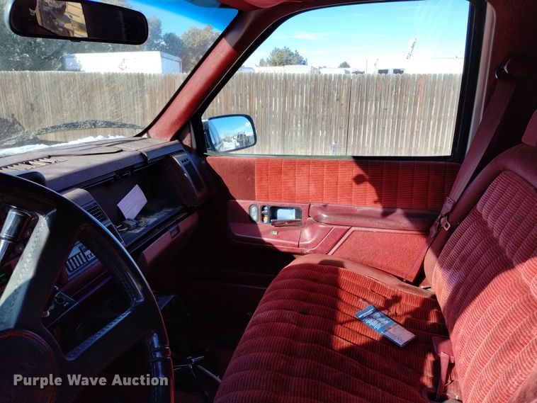 image for item DV6622 1993 GMC Suburban 1500 SLE SUV