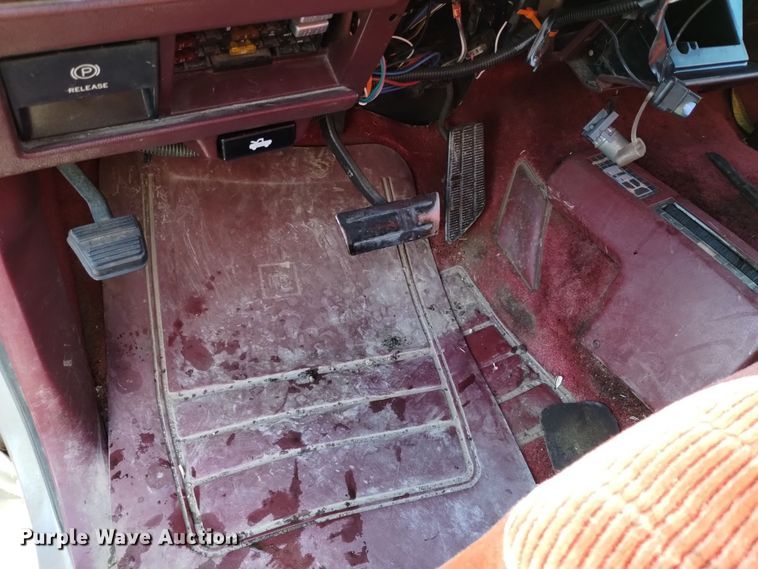 image for item DV6622 1993 GMC Suburban 1500 SLE SUV