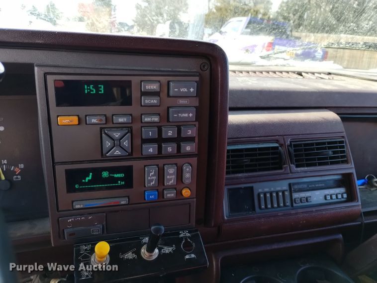 image for item DV6622 1993 GMC Suburban 1500 SLE SUV