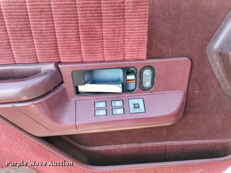 image for item DV6622 1993 GMC Suburban 1500 SLE SUV