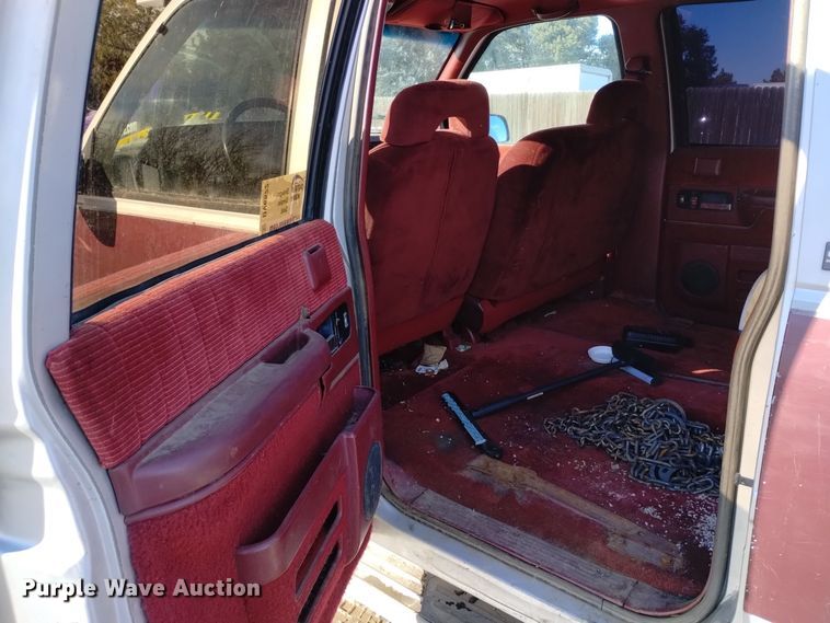 image for item DV6622 1993 GMC Suburban 1500 SLE SUV