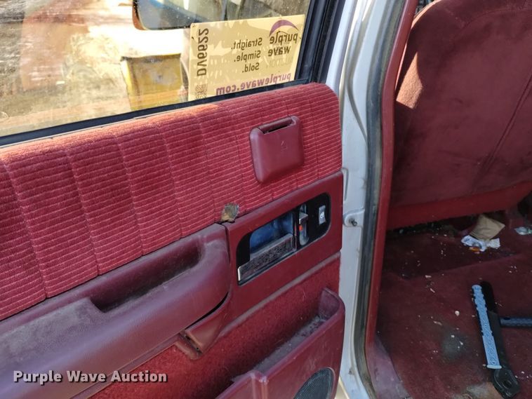 image for item DV6622 1993 GMC Suburban 1500 SLE SUV