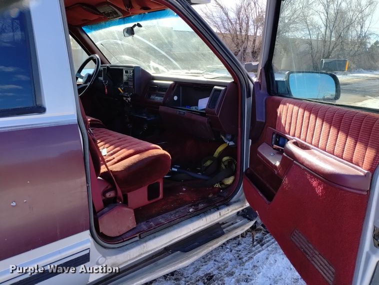 image for item DV6622 1993 GMC Suburban 1500 SLE SUV