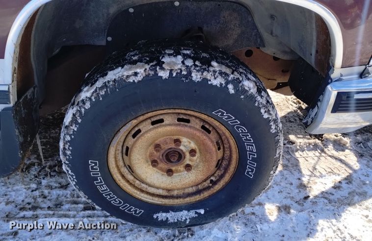 image for item DV6622 1993 GMC Suburban 1500 SLE SUV