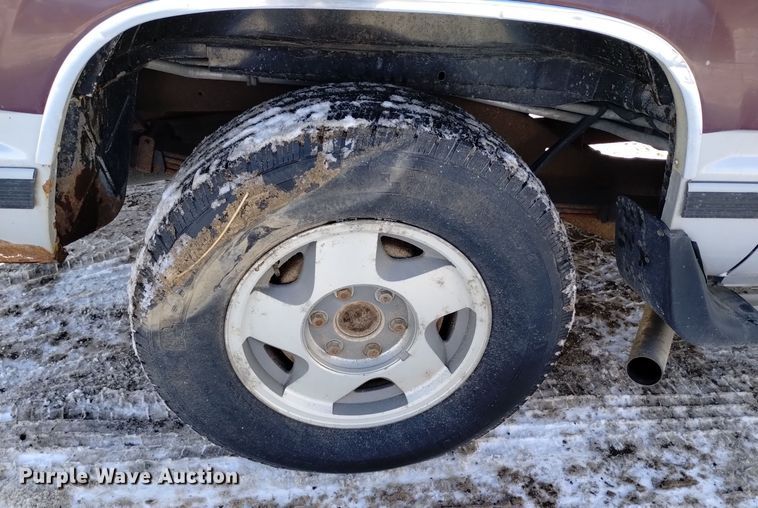 image for item DV6622 1993 GMC Suburban 1500 SLE SUV