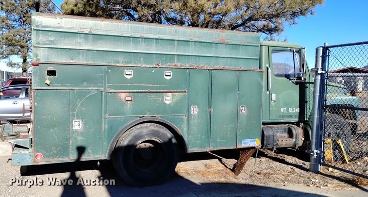 image for item DV6634 1983 International 1724 utility / service truck