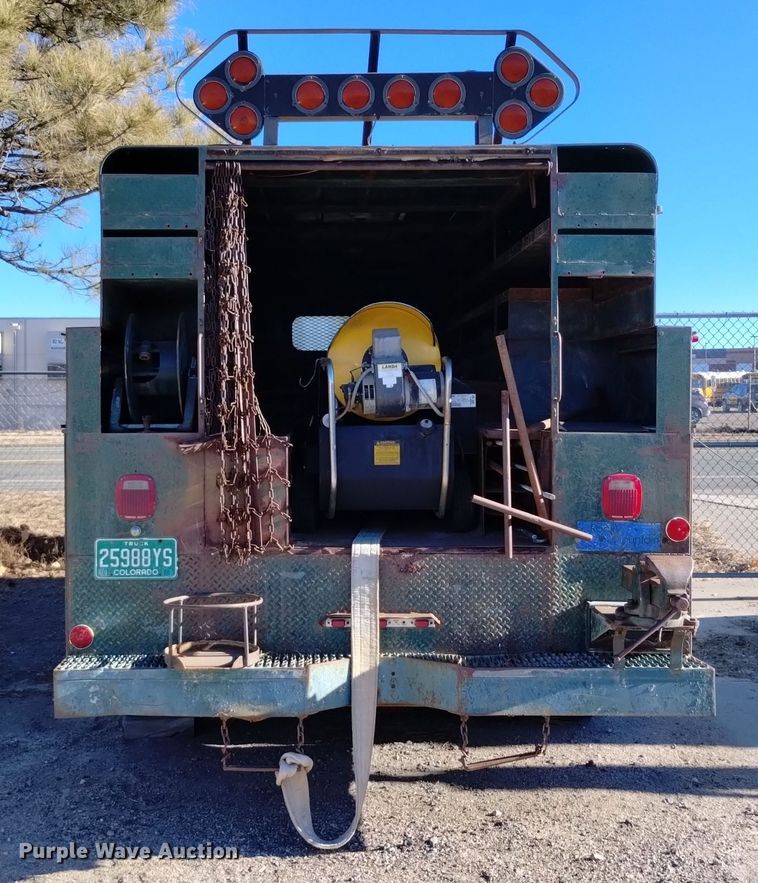 image for item DV6634 1983 International 1724 utility / service truck