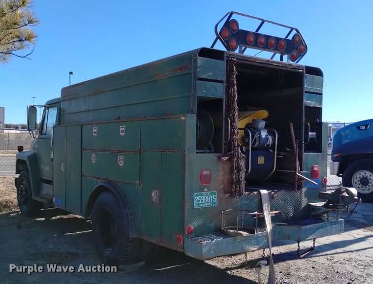 image for item DV6634 1983 International 1724 utility / service truck