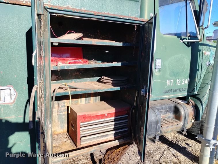 image for item DV6634 1983 International 1724 utility / service truck