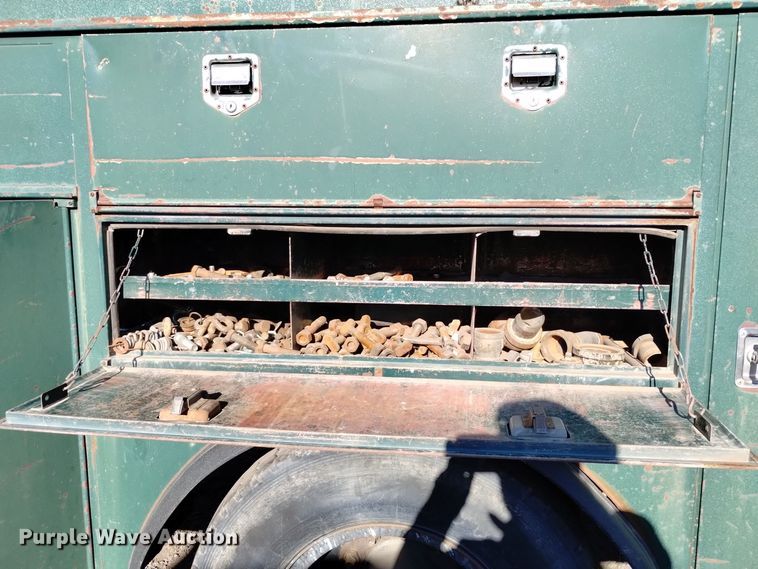 image for item DV6634 1983 International 1724 utility / service truck