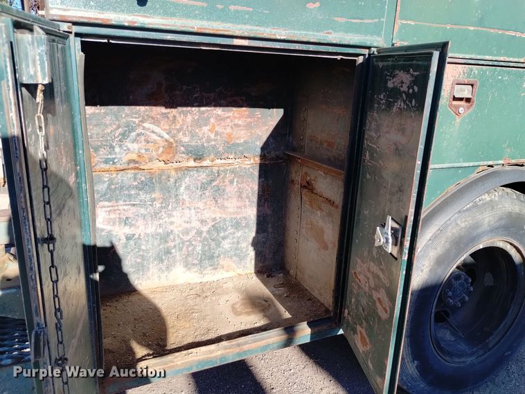 image for item DV6634 1983 International 1724 utility / service truck